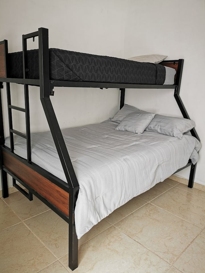 חדר שינה משני מחומם עם מיטת קומותיים (זוגית ויחידה)