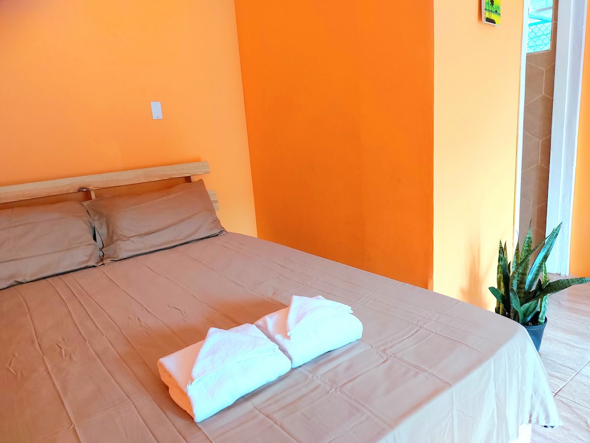 De vijfde slaapkamer is een aparte kamer, volledig privé met een eigen moderne badkamer met een douche, toilet en wastafel. Hetis een ruime studio met  queensize bed en zithoek. Mooie tegels met patroon geven de slaapkamer een oosters tintje.