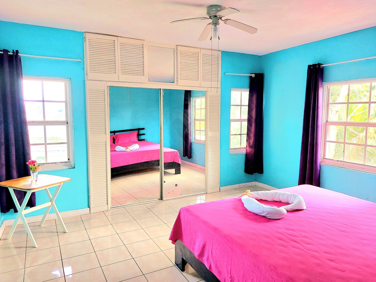 Een van de kleinere slaapkamers op de verdieping. De twee slaapkamers zijn identiek en delen een badkamer.