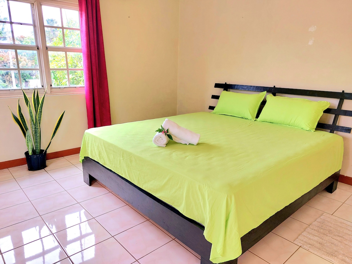 De master bedroom is een grote, lichte kamer met een kingsize bed, een zithoek en een eigen balkon. Aangrenzend is de inloopkast en de grote badkamer. Plafondventilatoren en voetstukventilatoren bevinden zich in elke slaapkamer.