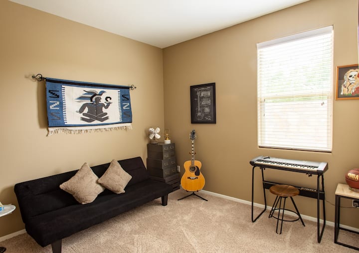 Spavaća soba br. 3 ima futon i zračni madrac.