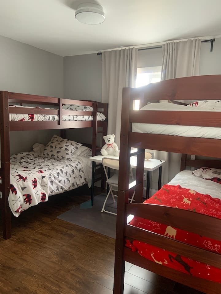 Тематичната двуетажна стая за животни Woodland Animal предлага комфортно настаняване на 4 деца или малки възрастни! 