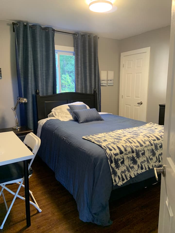 Толкова е удобно! Двойна стая с бюро и голям килер! 