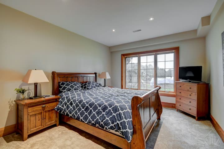 მე-7 საძინებელი დიდი ფანჯრით, რომელიც სინათლის საშუალებას იძლევა