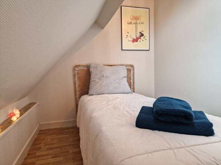 Პატარა საძინებელი ერთადგილიანი საწოლით