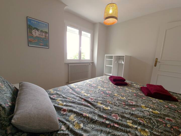 Საძინებელი ორადგილიანი საწოლით 160x200 სმ, გარდერობი