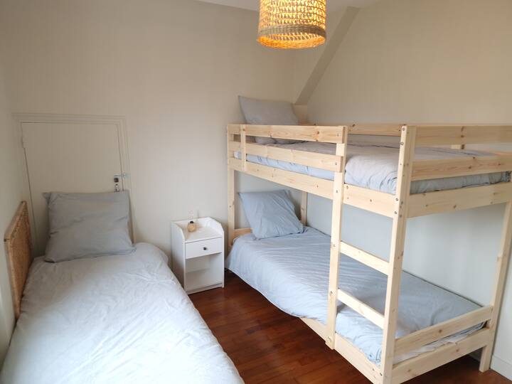 Ნომერი ორსართულიანი საწოლით და 1 ერთადგილიანი საწოლით, გარდერობი