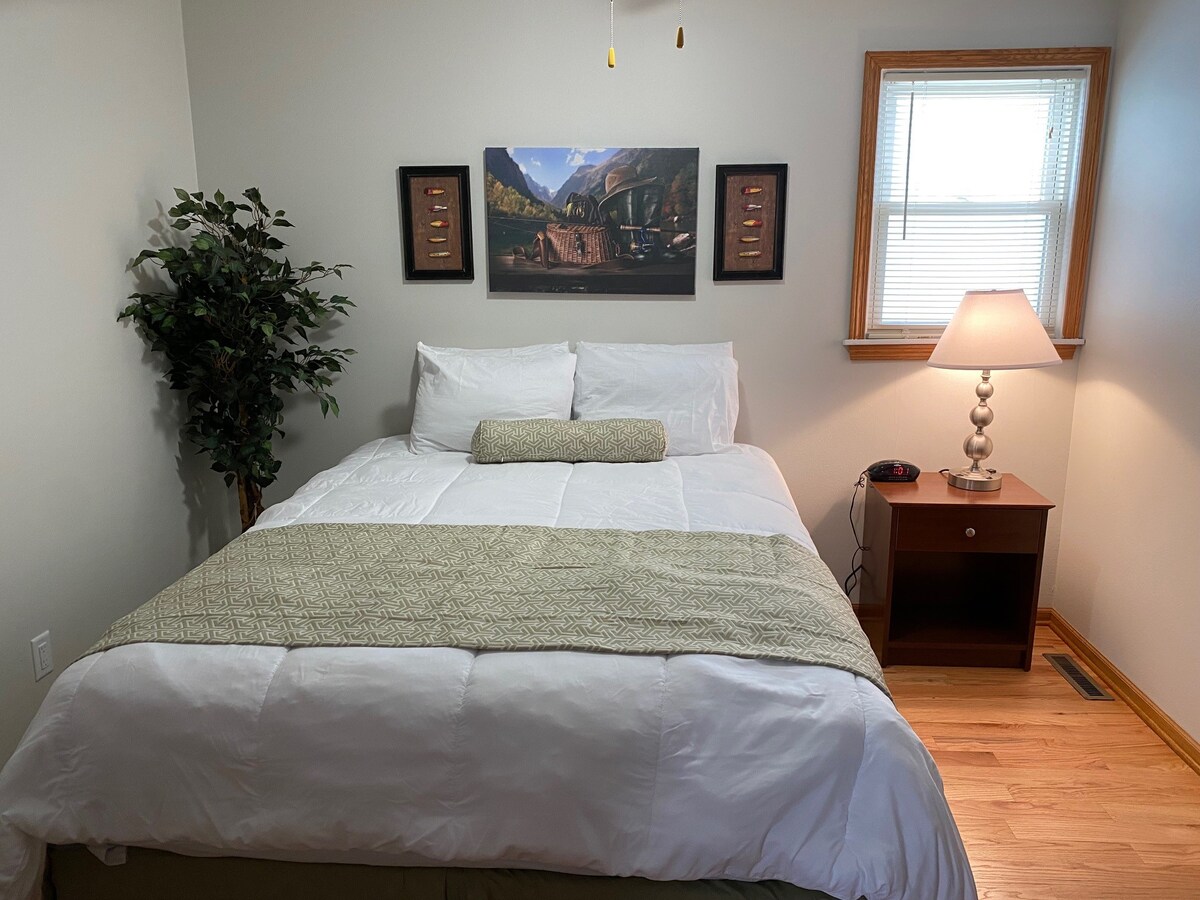 Dormitorio 2 con la experiencia de sueño definitiva. Lujosas camas queen dobles con soporte extra lumbar; ropa de cama nueva y almohadas cómodas.