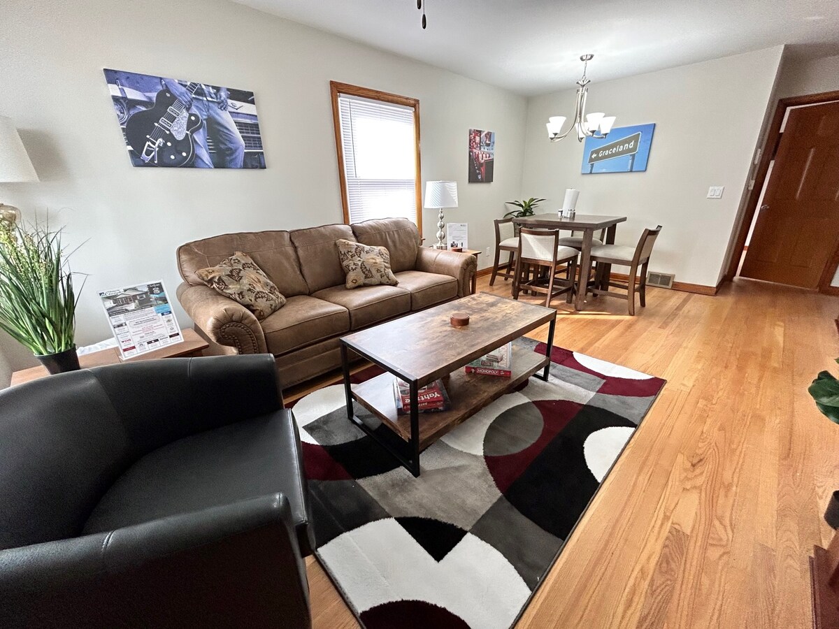 Sala de estar muy bien amueblada con un nuevo sofá cama tamaño queen. ¡Que empiecen los recuerdos! 