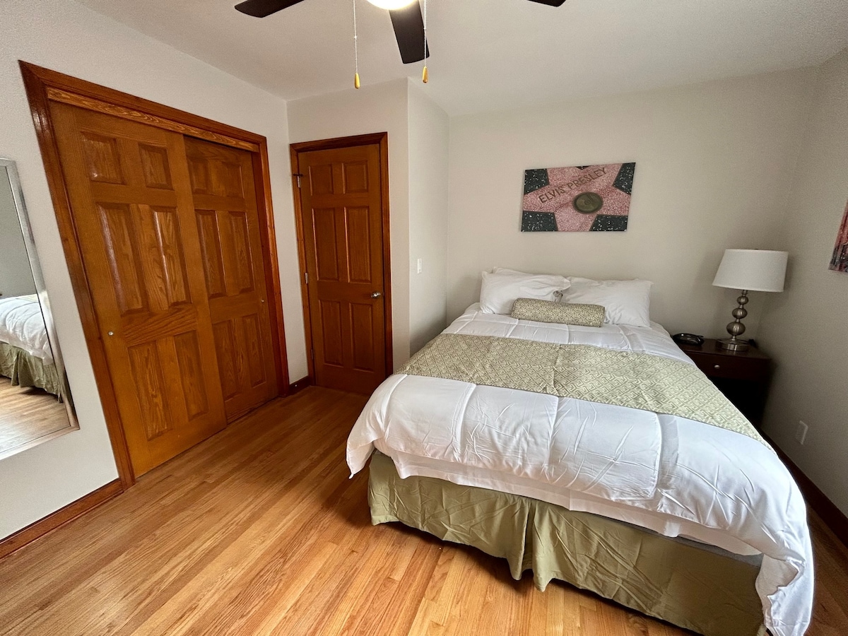 Habitación 1. Disfruta de nuestra mejor experiencia de sueño. Camas dobles de felpa queen con soporte extra lumbar; ropa de cama nueva y almohadas cómodas para dormir.