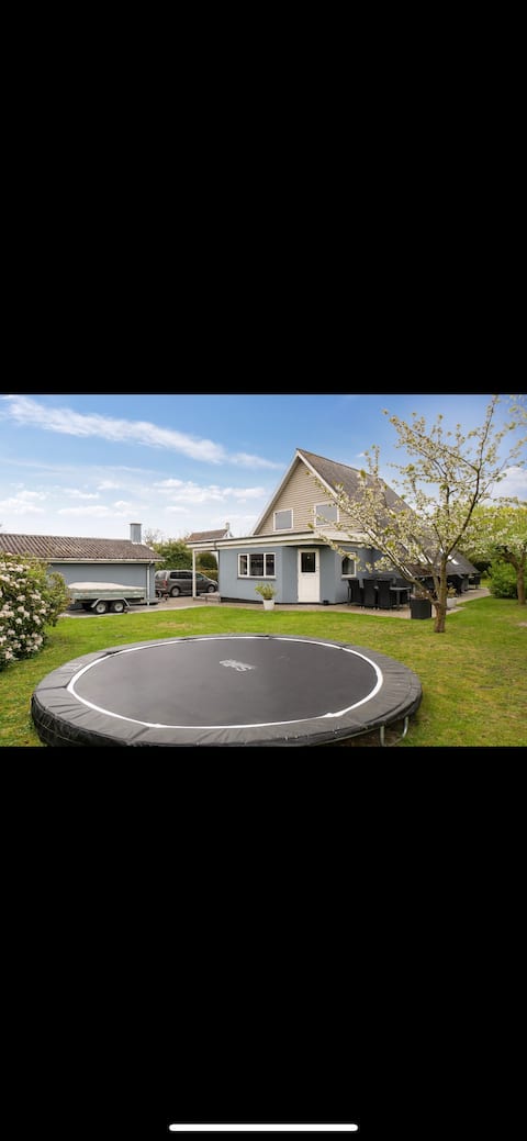 Big villa near MØNS KLINT stege with Trampoline.