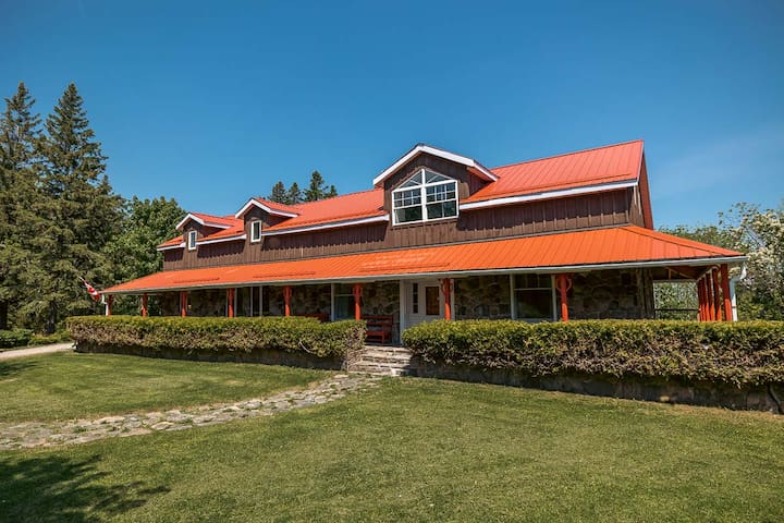 Sundance of Blantyre Ski Lodge w/ Hot Tub/Sauna