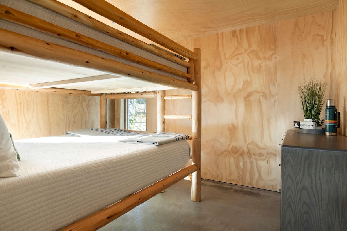 ห้องนอนที่ 2 มีเตียงควีนไซส์สองชั้นและตู้เสื้อผ้า 