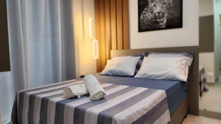 Soba 01 (apartman):
01 (jedan) bračni krevet;
Madrac EMMA Duo Comfort. 
Klima uređaj.
Smart TV 42 inča.