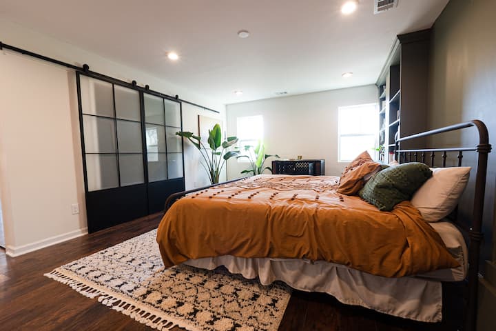 Kitanda cha ukubwa wa King katika chumba kikuu cha kulala