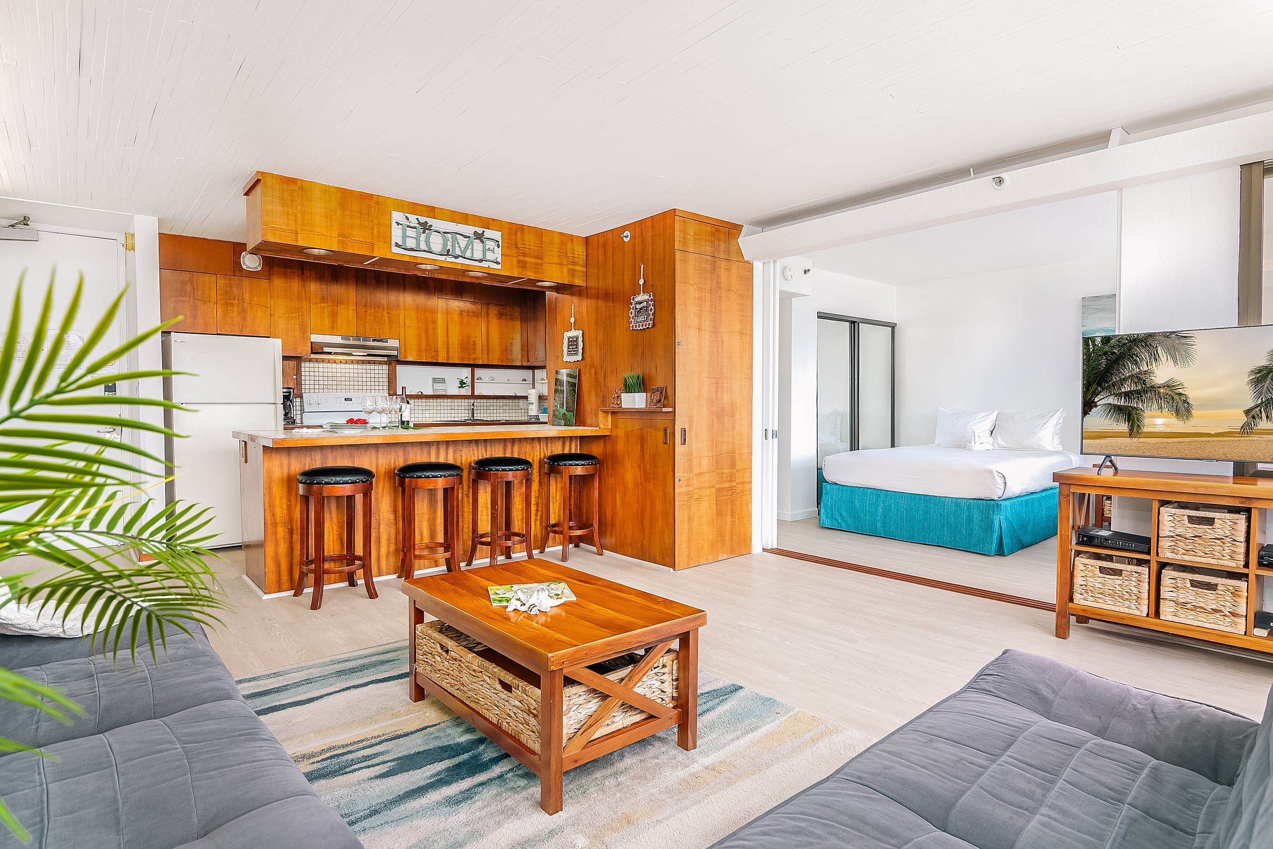 Condo in Honolulu · ★4.79 · 1 bedroom · 2 beds · 1 private bath - Image 8