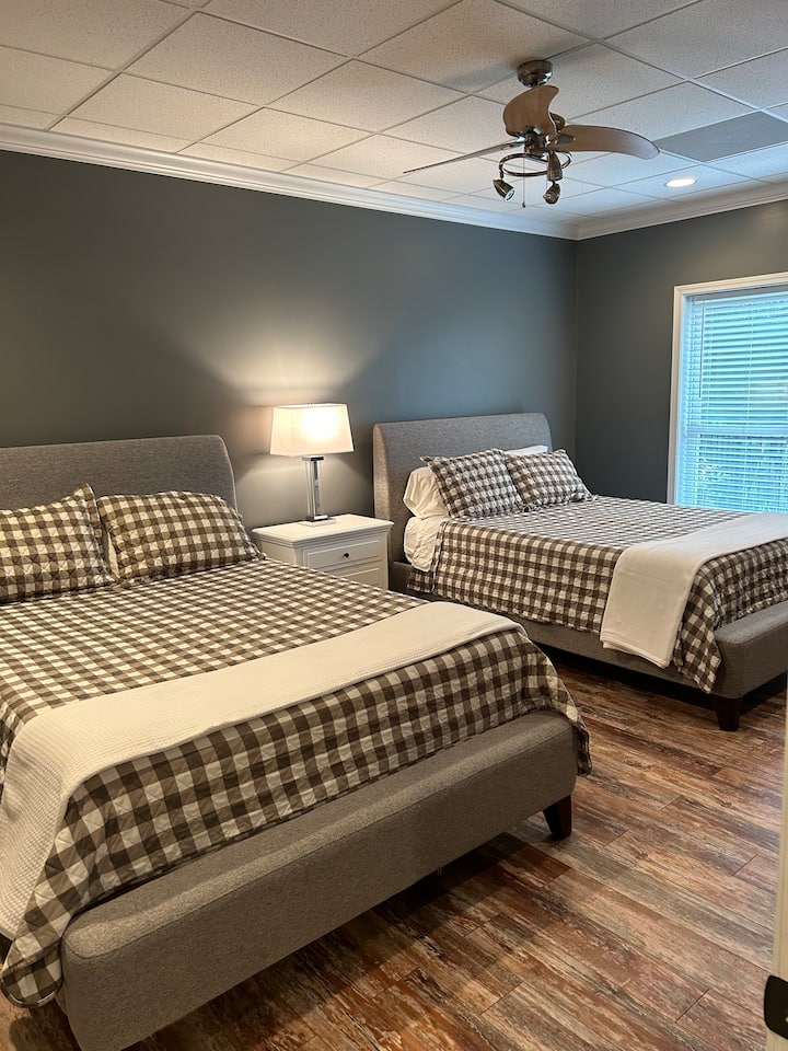 غرفة نوم كبيرة بسريرين بحجم كوين.