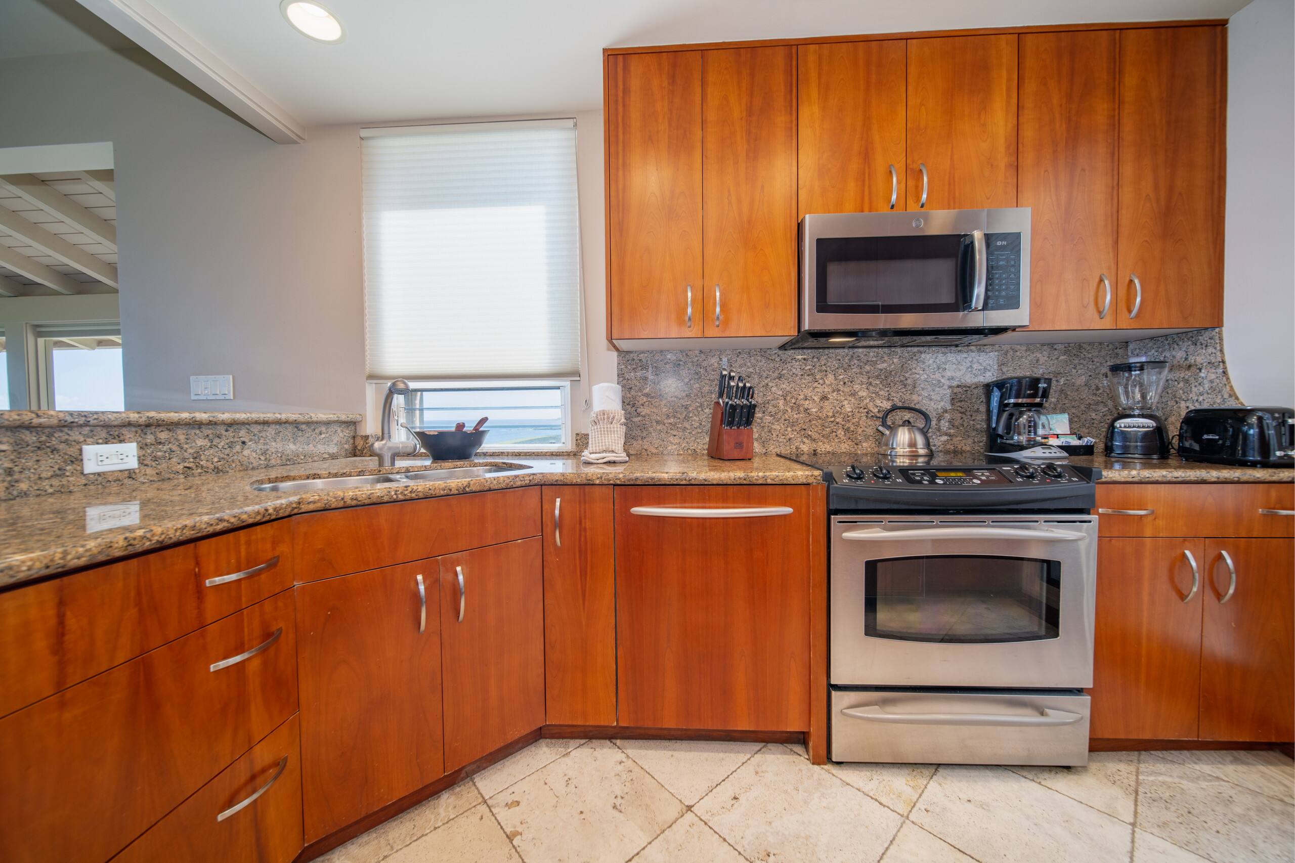 Condo in Lahaina · ★4.2 · 1 bedroom · 2 beds · 1 bath - Image 7