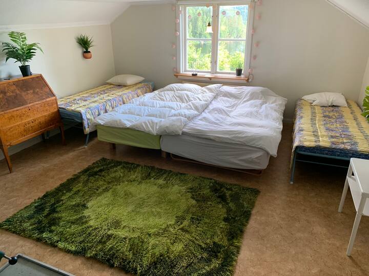 Საძინებელი პატარა ორადგილიანი საწოლით, ერთი ერთადგილიანი საწოლით და ორი დამატებითი დასაკეცი საწოლით.