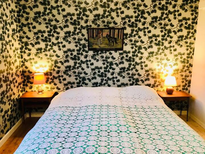 Სტუმრებისთვის განკუთვნილი ოთახი შენობის გარეთ