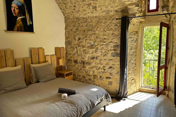 غرفة ذات إطلالات على الحديقة