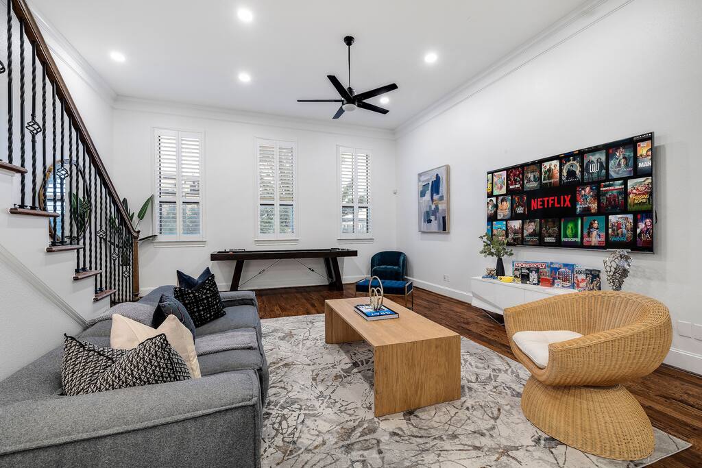 Airbnb Spacious Downtown Dallas Home! Walkable + Rooftop!