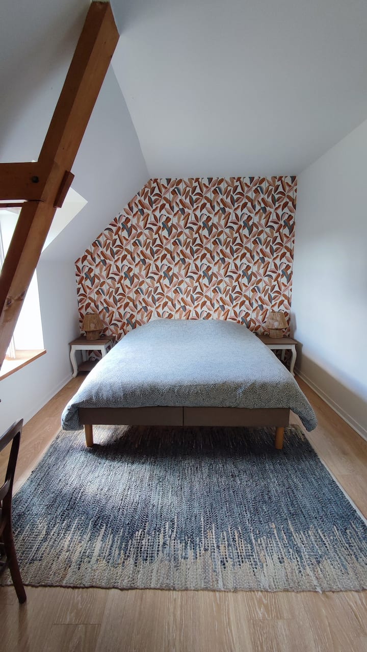 Une des chambres de l'étage avec salle de douche attenante