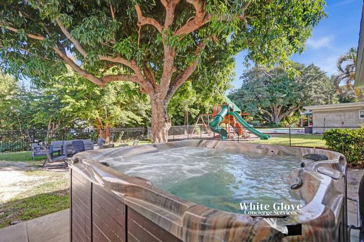 7BR New Pool w/Jacuzzi Gameroom Close to Beach gallery image 3