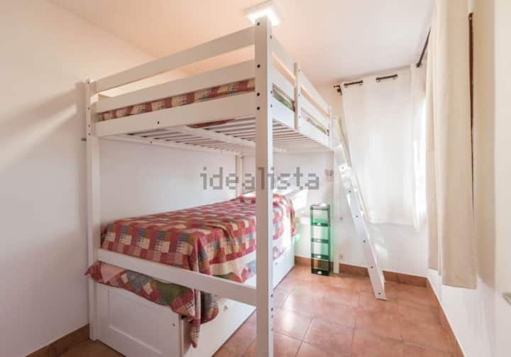 Camera da letto con un letto per tre persone