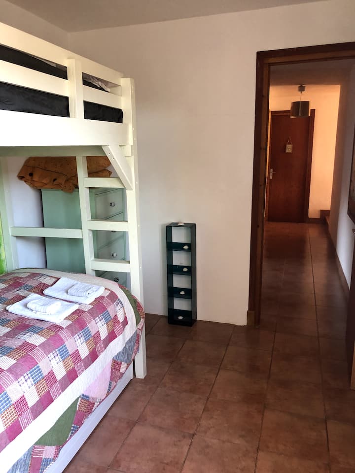 Camera da letto con camera da letto + letto a castello. Vista sulla camera da letto matrimoniale. 