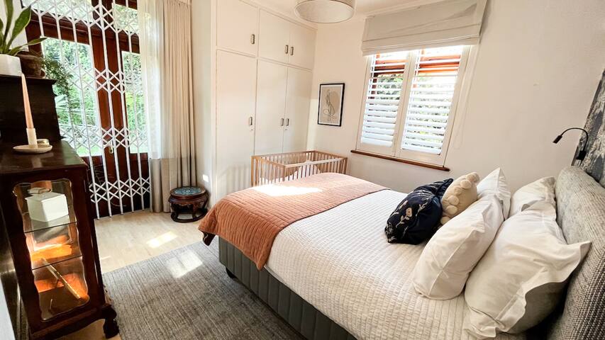 Peaceful, sunny home near city