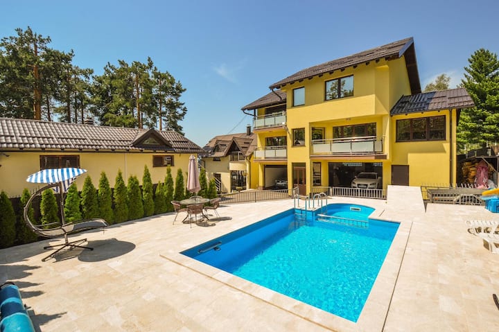 Luxury Villa 400m2 | Private pool | Garden | Grill