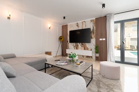 Top performing Airbnb: Designer Villa Simone - Modern & Heritage Style in Općina Tinjan