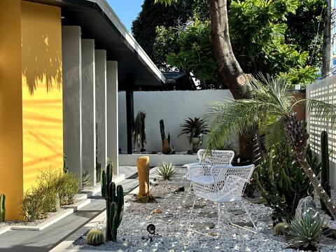 6 bedroom Villas with pool and court near Clark