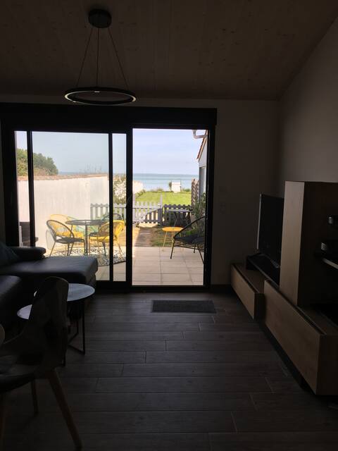 Annonce Airbnb populaire: Accommodation for 2 people max, sea view à La Flotte