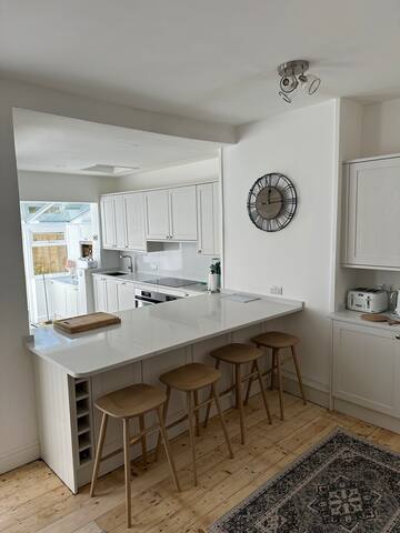 Beautiful home close to Tube, Wimbledon Tennis gallery image 5