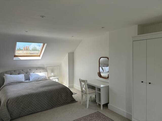 Beautiful home close to Tube, Wimbledon Tennis gallery image 3