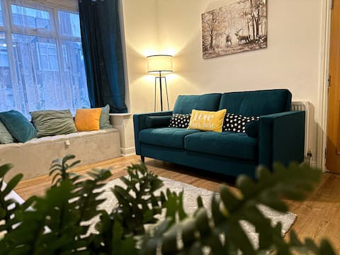 Top Airbnb: Beautiful 4 Bed near QMC & Uni with 2xFree Parking in Ruddington