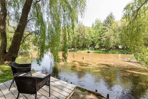 Riverfront cottage, 20 min to Lake Michigan!