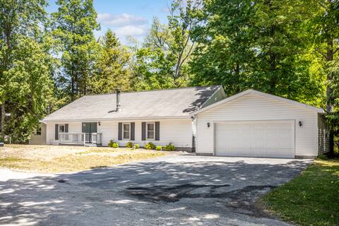 Riverfront cottage, 20 min to Lake Michigan!