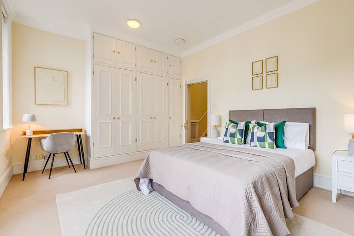 Belgravia – Charming Spacious 4 Bed Home for 9 gallery image 4