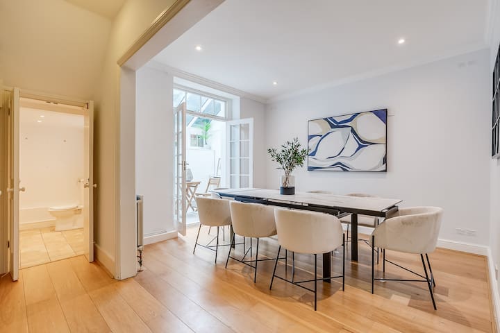 Belgravia – Charming Spacious 4 Bed Home for 9 gallery image 2