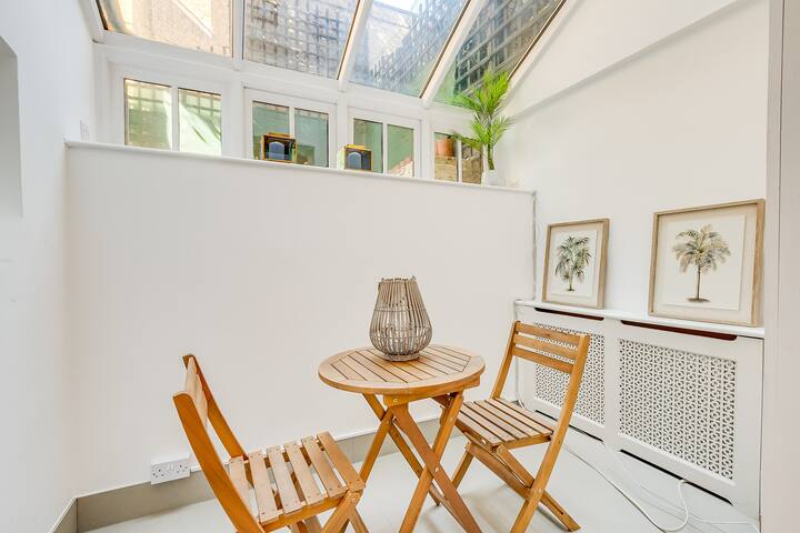 Belgravia – Charming Spacious 4 Bed Home for 9 gallery image 5