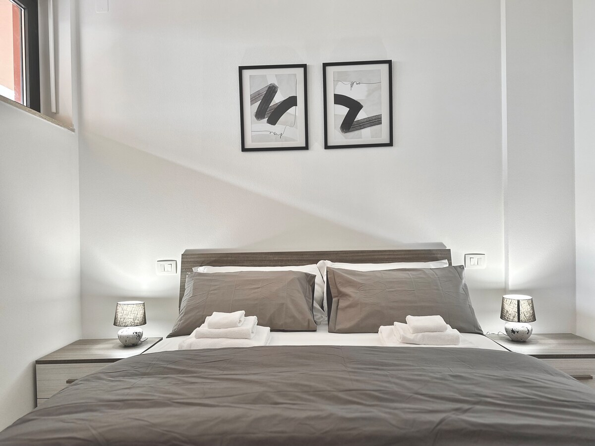 Muebles con gusto minimalista y moderno.
Cómoda cama doble con almohada doble y toallas para cada huésped.