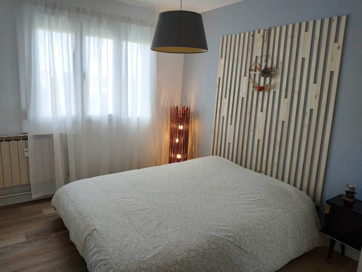 Chumba cha kwanza cha kulala: Kitanda cha watu wawili na ubao wake wa kichwa