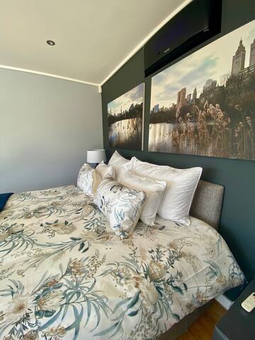 Panoramic Ocean & Mountain Views on Victory Way gallery image 4