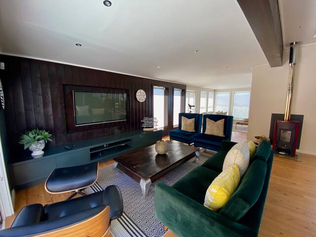 Panoramic Ocean & Mountain Views on Victory Way gallery image 2