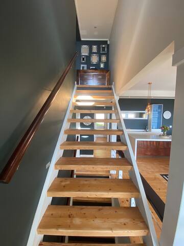 Panoramic Ocean & Mountain Views on Victory Way gallery image 5