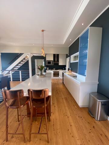 Panoramic Ocean & Mountain Views on Victory Way gallery image 3