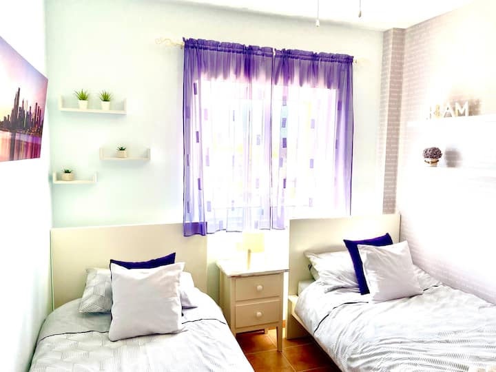 2 מיטות יחיד וארונות בגדים מאובזרים 